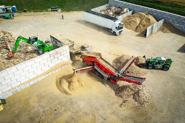 SENNEBOGEN material handler 818 E telehandler 355 E wood recycling shredder sorting grab shovel