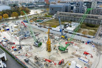 Zwei SENNEBOGEN Krane im Paralleleinsatz auf einer Spezialtiefbaustelle des Grand Paris Express.