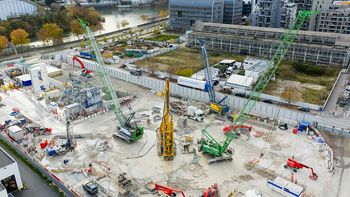 Zwei SENNEBOGEN Krane im Paralleleinsatz auf einer Spezialtiefbaustelle des Grand Paris Express.