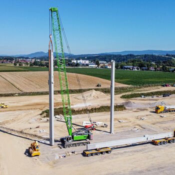 180 t crawler crane, SENNEBOGEN 5500, new construction Customer Service Center Steinach, assembly of concrete parts