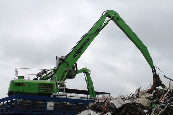 Download (RGB, 300 dpi) SENNEBOGEN 830 Stationär Elektrobagger am Schrottplatz