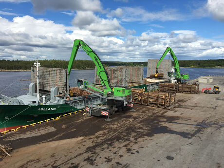 Umschlagbagger Umschlagmaschine SENNEBOGEN 875 E Hybrid Hafenumschlag Schiffsentladung Beladung Holz Baumstämme Hafen Mobilunterwagen Mobil Pylon Holzgreifer