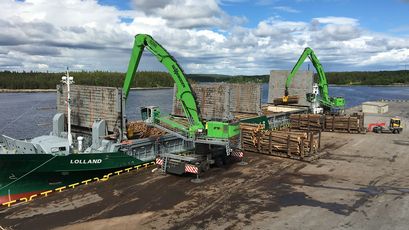 Umschlagbagger Umschlagmaschine SENNEBOGEN 875 E Hybrid Hafenumschlag Schiffsentladung Beladung Holz Baumstämme Hafen Mobilunterwagen Mobil Pylon Holzgreifer