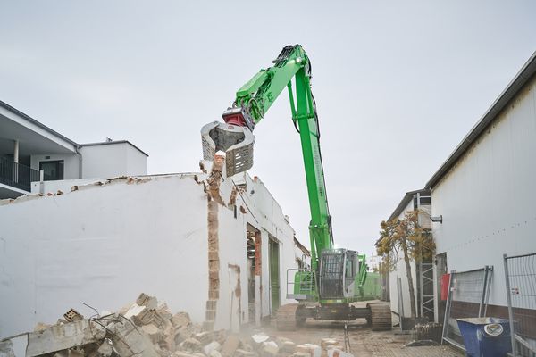 SENNEBOGEN 825 demolition machine, dismantling and deconstruction in the city center of Straubing SENNEBOGEN 825 demolition machine, dismantling and deconstruction in the city center of Straubing