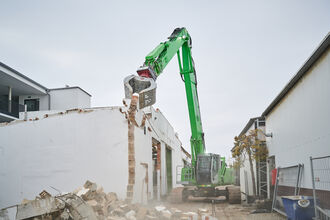 SENNEBOGEN 825 demolition machine, dismantling and deconstruction in the city center of Straubing