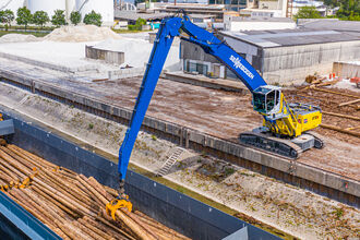 Umschlagbagger SENNEBOGEN 870 Hybrid im Binnenhafen, Vielfältig einsetzbar mit Schnellwechsler am Stiel und sparsam im Betrieb dank Green Hybrid System