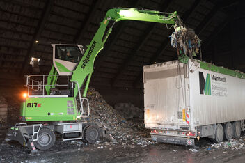 Kompakter Umschlagbagger SENNEBOGEN 817 E Recycling Halleneinsatz LKW Beladung