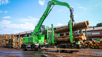 SENNEBOGEN Umschlagbagger Umschlagmaschine 730 E Anhänger Pick & Carry Holzgreifer Sägewerk Holzumschlag Rundholzplatz