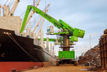 SENNEBOGEN 880 EQ loads a ship