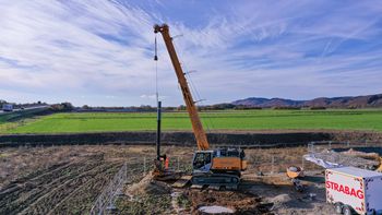 SENNEBOGEN 624 E Seilbagger bei Bohrarbeiten für den Brunnenbau.