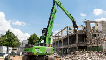 Abbruchbagger SENNEBOGEN 830 E bei einem Geländeabbruch