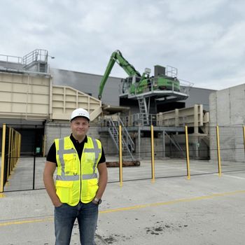 Furnierwerk-SENNEBOGEN 825-Elektrobagger in Litauen-Holzlogistik
