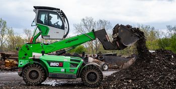 SENNEBOGEN 360G mit hochfahrbarer Maxcab beim Materialumschlag auf dem Betriebsgelände von Twin Village Recycling.