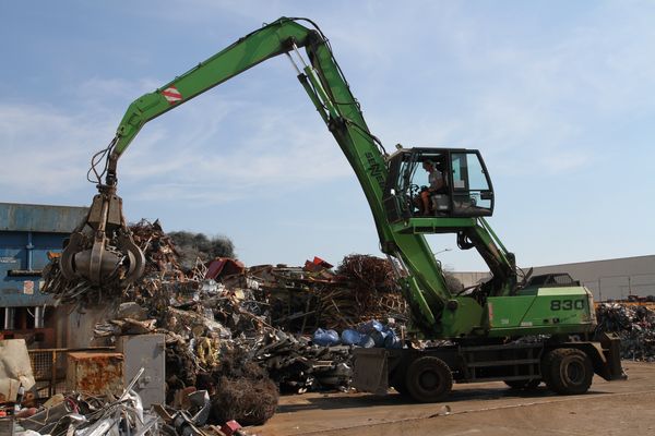 Download (RGB, 300 dpi) Four SENNEBOGEN Material Handler for Recycling and Scrap Handling at Cartonfer/Italy