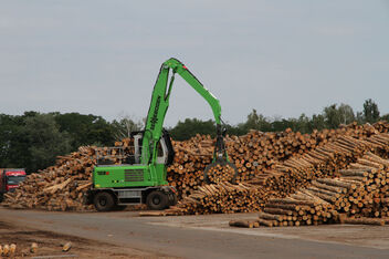 Holzumschlagbagger für Sägewerk SENNEBOGEN 723 E Holzumschlag in engen Gassen