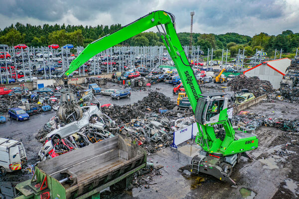 SENNEBOGEN material handler 830 Mobile with 17 m equipment, feeding the baler, loading the truck, scrap handling, UK
