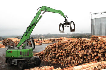 Pick & Carry Umschlagbagger fürs Sägewerk SENNEBOGEN 735 E Mobil Holzumschlag - Lagerflächen optimal nutzen