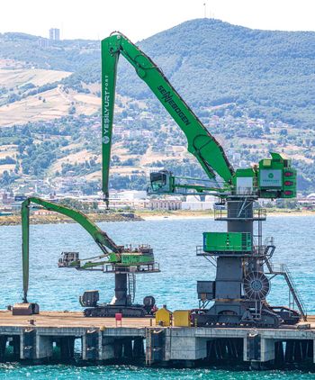 SENNEBOGEN 895 E beim Umschlag schwerer Stück- und Schüttgüter im Hafen zur Steigerung der Umschlagkapazität.