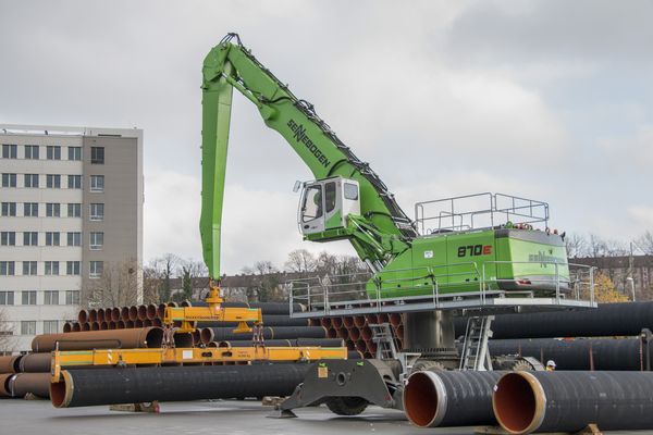 Download (300 dpi) SENNEBOGEN material handler 870 E