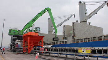 SENNEBOGEN 875 E-Serie mit Green Hybrid und Elektroantrieb im Hafenumschlag in der Türkei