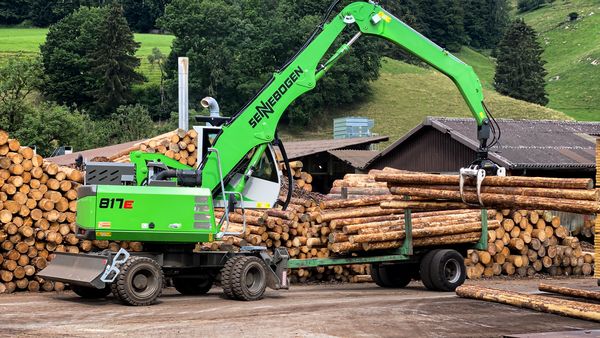SENNEBOGEN 817, Umschlagmaschine mit Anhänger für Rundholzumschlag in kleinerem Sägewerk, Schweiz SENNEBOGEN 817, Umschlagmaschine mit Anhänger für Rundholzumschlag in kleinerem Sägewerk, Schweiz