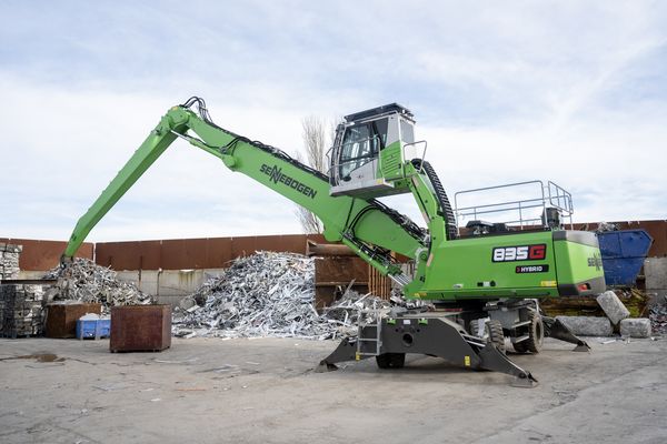SENNEBOGEN 835G Hybrid – Use at recycling company