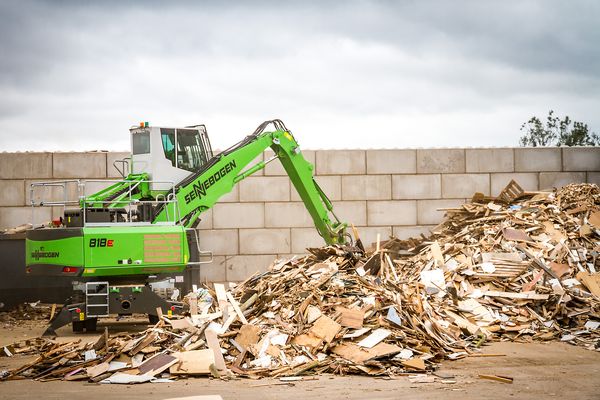 SENNEBOGEN material handler 818 E wood recycling sorting grab shredder machine
