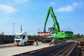 Steel logistics with SENNEBOGEN 865 E Hybrid, material handler with a magnetic lifting beam material handler with magnetic lifting beam Steel logistics with SENNEBOGEN 865 E Hybrid, material handler with a magnetic lifting beam material handler with magnetic lifting beam