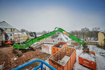 Abbruchbagger Abbruchmaschine SENNEBOGEN 830 Selektiver Rückbau, sortieren, verladen, greifen, abtragen zerteilen und in Container einsortieren mit einer Maschine mit Abbruchgreifer