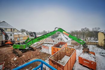 Selektiver Rückbau, Sortieren und Verladen mit einer Maschine - Abbruchbagger SENNEBOGEN 830 Abbruchbagger Abbruchmaschine SENNEBOGEN 830 Selektiver Rückbau, sortieren, verladen, greifen, abtragen zerteilen und in Container einsortieren mit einer Maschine mit Abbruchgreifer