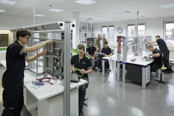 Download (RGB 300 dpi) SENNEBOGEN Lehrwerkstatt: Neueste Technik bei den Mechatronikern