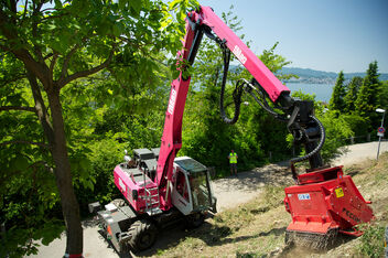 SENNEBOGEN 718 E Mobile material handler for fuel timber harvesting and embankment maintenance