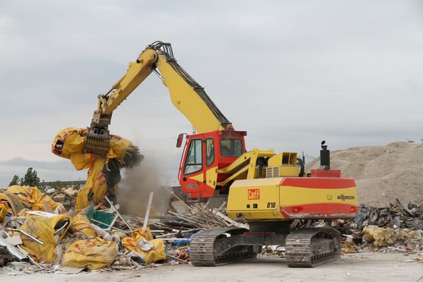 Umschlagbagger SENNEBOGEN 821 bei Beschickung in Schweden