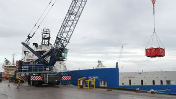 SENNEBOGEN 6130 HMC in der Offshore- Verladung 