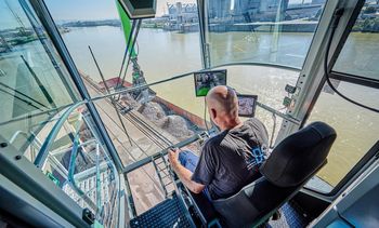 größte Umschlagbagger der Welt, SENNEBOGEN 895 mit Elektromotor und Schienenportal, 35 m Reichweite, Ennshafen Österreich größte Umschlagbagger der Welt, SENNEBOGEN 895 mit Elektromotor und Schienenportal, 35 m Reichweite, Ennshafen Österreich