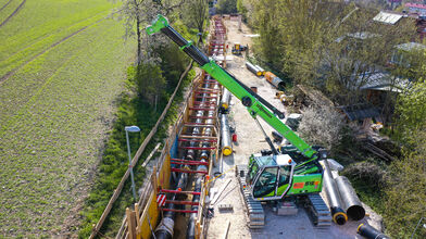 Pipeline construction with 16 t telescopic crane: Expansion of the district heating network, SENNEBOGEN 613