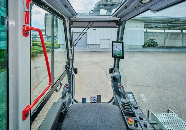 Innenansicht der hydraulisch hochfahrbaren Maxcab des SENNEBOGEN 828 G mit Joysticks und 10-Zoll-Touchdisplay des SENcon-Steuerungssystems.