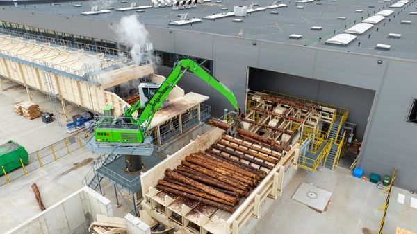 Furnierwerk-SENNEBOGEN 825-Elektrobagger in Litauen-Holzlogistik Furnierwerk-SENNEBOGEN 825-Elektrobagger in Litauen-Holzlogistik