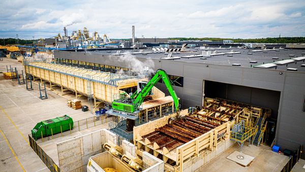 Furnierwerk-SENNEBOGEN 825-Elektrobagger in Litauen-Holzlogistik Furnierwerk-SENNEBOGEN 825-Elektrobagger in Litauen-Holzlogistik