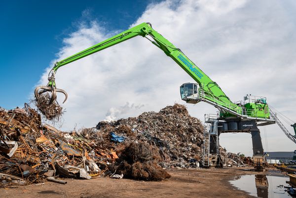 ship loading with SENNEBOGEN 875, material handler, port handling, scrap handing ship loading with SENNEBOGEN 875, material handler, port handling, scrap handing