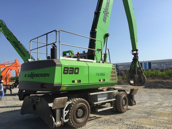 Download (RGB, 300 dpi) SENNEBOGEN 830 Mobil Mobilunterwagen Mobilumschlagmaschine Umschlagmaschine Umschlagbagger Stahlwerke