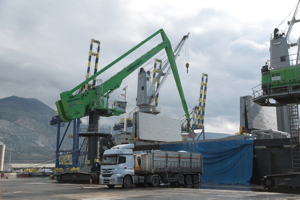 Download (RGB, 300 dpi) Balancer SENNEBOGEN 8160 EQ at Hafneum strike in Turkey