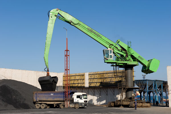 SENNEBOGEN 880 EQ Raupe Raupenunterwagen Hafenumschlag Umschlagmaschine Umschlagbagger Balanceumschlagmaschine Balanceumschlagbagger