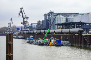 Port construction_SENNEBOGEN telecrane_Straubing_port_quay_pile_wall