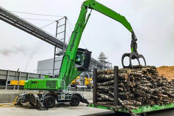 SENNEBOGEN 840 E Electro loading logs onto a trailer.