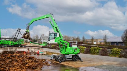 SENNEBOGEN battery-powered material handlers in the G-series: 824 and 826 Electro Battery