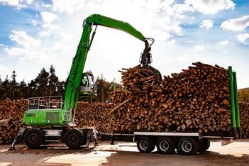 SENNEBOGEN Umschlagmaschine Umschlagbagger 830 Mobil Trailer Holzumschlag Anhänger Sägewerk Rundholzplatz Holzgreifer Holzzange 