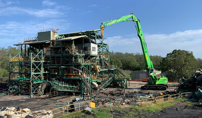 SENNEBOGEN 870 E Raupen-Abbruchbagger reißt alte Industrieanlage ein.