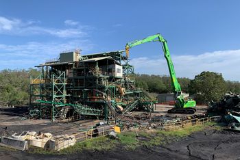SENNEBOGEN 870 E Raupen-Abbruchbagger reißt alte Industrieanlage ein.