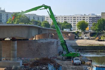 SENNEBOGEN 870E Demolition - Kontrollierter Einsturz Carolabrücke Dresden